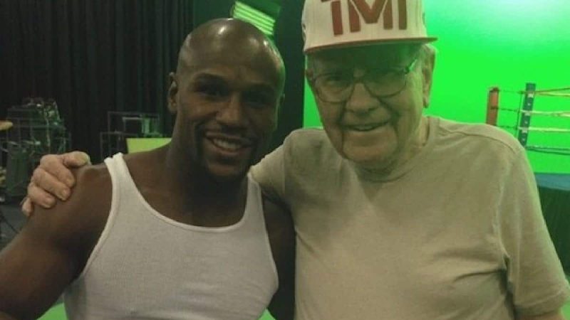 In a conversation inside the dressing room, Warren Buffet impressively demonstrated his wealth to Floyd Mayweather by revealing his ownership of 540 private jets.