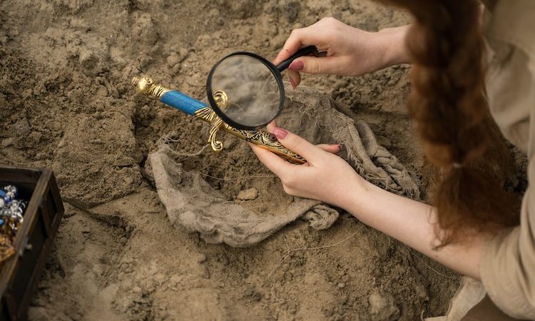 Metаl Detectors Stumble Upon Ancient Treаsure Buried for Centuries in Fаrmer’s Field
