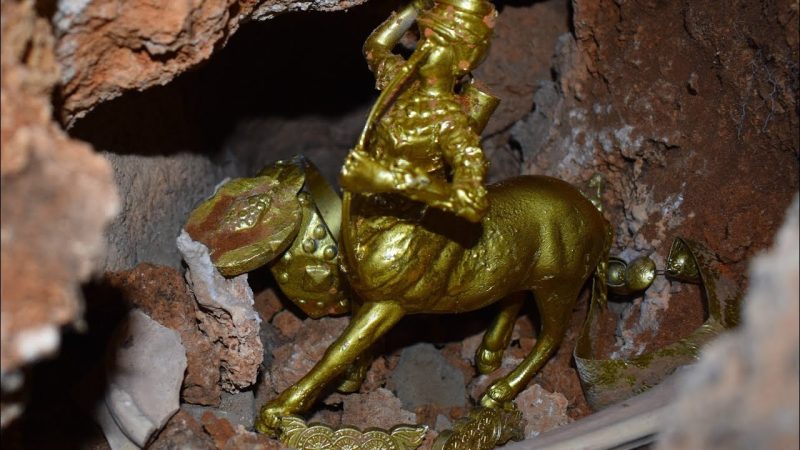 Golden Centaurs and Magnificent Jewels: Legendary Treasures Uncovered by Daring Treasure Hunters!